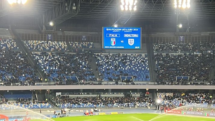 FOTO I tifosi riempiono le curve del Maradona per Italia-Inghilterra - immagine 1
