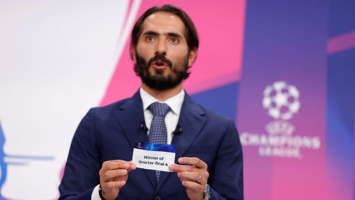 NYON, SWITZERLAND - MARCH 19: Ambassador Hamit Altntop draws out the card of Winner of quarter-final 4 during the UEFA Champions League 2020/21 Quarter-finals and Semi-finals draw at the UEFA headquarters, The House of European Football on March 19, 2021 in Nyon, Switzerland. (Photo by Valentin Flauraud - UEFA) Turchia, spari contro la sede della Federazione, Altintop vivo per miracolo - immagine 1