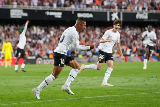VALENCIA, SPAIN - MAY 03: Lino of Valencia CF celebrates after scoring the team's first goal during the LaLiga Santander match between Valencia CF and Villarreal CF at Estadio Mestalla on May 03, 2023 in Valencia, Spain. (Photo by Aitor Alcalde/Getty Images)  Getafe-Valencia