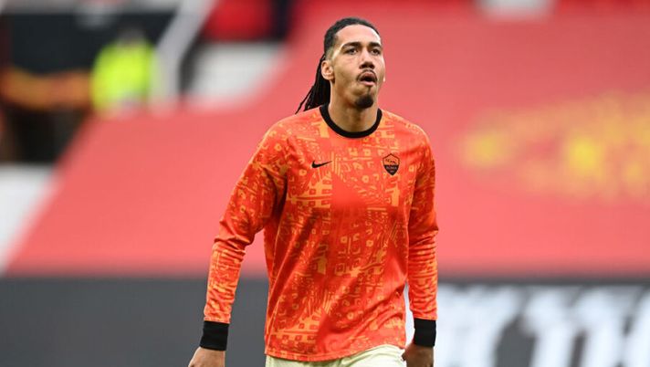 MANCHESTER, ENGLAND - APRIL 29: Chris Smalling of Roma warms up prior to the UEFA Europa League Semi-final First Leg match between Manchester United and AS Roma at Old Trafford on April 29, 2021 in Manchester, England. Sporting stadiums around Europe remain under strict restrictions due to the Coronavirus Pandemic as Government social distancing laws prohibit fans inside venues resulting in games being played behind closed doors. (Photo by Michael Regan/Getty Images) NEWS – Le novità su Smalling e Maehle! Ospina, Quagliarella, Candreva, Criscito, Iago… - immagine 1