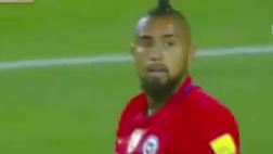 VIDEO / Qualificazioni Mondiali, Vidal, ma che fai? Clamoroso autogol contro il Paraguay
