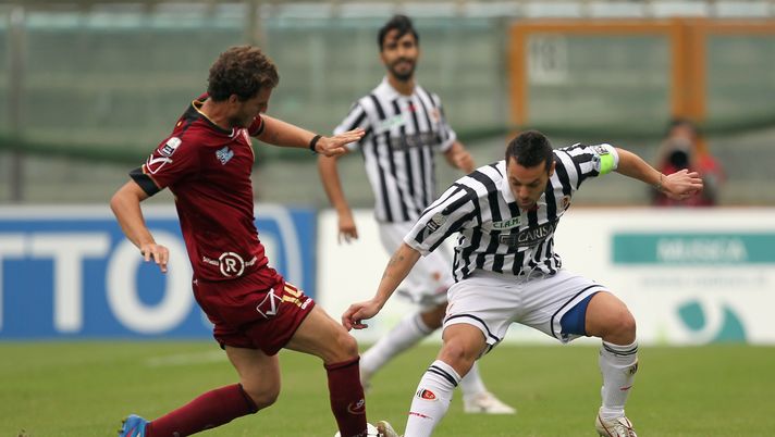 REGGIO CALABRIA, ITALY - OCTOBER 27: Mehmet Hetemaj (L) of Reggina competes for the ball with Daniele Di Donato of Ascoli during the Serie B match between Reggina Calcio and Ascoli Calcio at Stadio Oreste Granillo on October 27, 2012 in Reggio Calabria, Italy. (Photo by Maurizio Lagana/Getty Images) REGGIO CALABRIA, ITALY - OCTOBER 27: Mehmet Hetemaj (L) of Reggina competes for the ball with Daniele Di Donato of Ascoli during the Serie B match between Reggina Calcio and Ascoli Calcio at Stadio Oreste Granillo on October 27, 2012 in Reggio Calabria, Italy. (Photo by Maurizio Lagana/Getty Images)