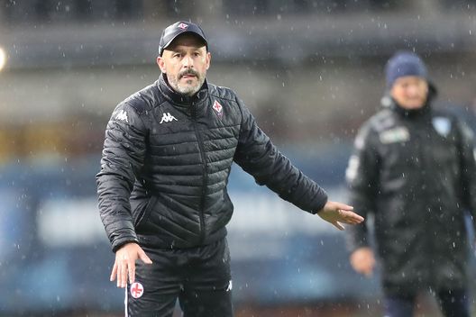 EMPOLI, ITALY - NOVEMBER 27: Vincenzo Italiano manager of AFC Fiorentina gestures during the Serie A match between Empoli FC and ACF Fiorentina at Stadio Carlo Castellani on November 27, 2021 in Empoli, Italy. (Photo by Gabriele Maltinti/Getty Images) EMPOLI, ITALY - NOVEMBER 27: Vincenzo Italiano manager of AFC Fiorentina gestures during the Serie A match between Empoli FC and ACF Fiorentina at Stadio Carlo Castellani on November 27, 2021 in Empoli, Italy. (Photo by Gabriele Maltinti/Getty Images)