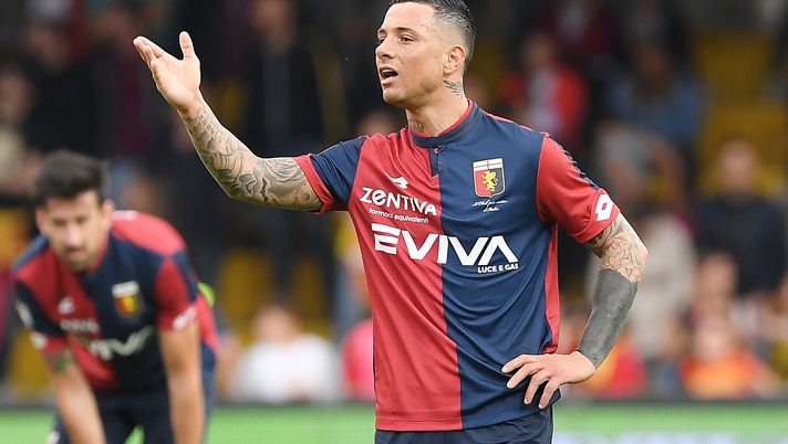 BENEVENTO, ITALY - MAY 12:  Armando Izzo of Genoa CFC in action during the serie A match between Benevento Calcio and Genoa CFC at Stadio Ciro Vigorito on May 12, 2018 in Benevento, Italy.  (Photo by Francesco Pecoraro/Getty Images) 