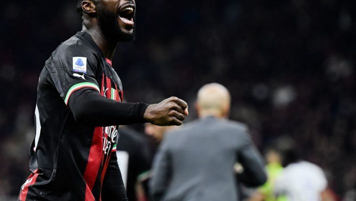 AC Milan's British defender Fikayo Tomori reacts at the end of the Italian Serie A football match between AC Milan and Fiorentina on November 13, 2022 at the San Siro stadium in Milan. (Photo by Filippo MONTEFORTE / AFP) (Photo by FILIPPO MONTEFORTE/AFP via Getty Images) Voti fantacalcio: Tomori più di Leao! Ikoné come Giroud e Theo, delude Kalulu - immagine 1