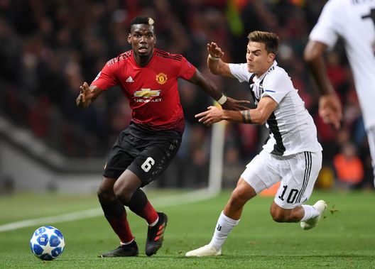 Paulo Dybala e Paul Pogba si contendono un pallone durante un Manchester United-Juventus Paulo Dybala e Paul Pogba si contendono un pallone durante un Manchester United-Juventus