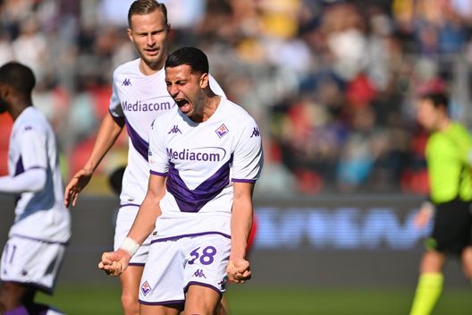 CREMONA, ITALY - MARCH 12: Rolando Mandragora of ACF Fiorentina celebrates after scoring the 1-0 goal during the Serie A match between US Cremonese and ACF Fiorentina at Stadio Giovanni Zini on March 12, 2023 in Cremona, Italy. (Photo by Marco M. Mantovani/Getty Images) Mandragora