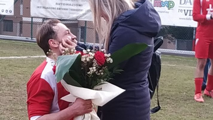 Dal profilo Facebook di Lecco News il sì in mezzo al campo di Doina: il matrimonio s'ha da fare 