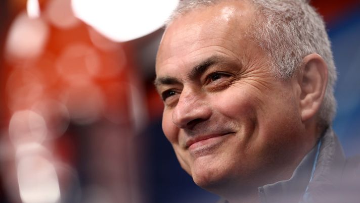 LEIPZIG, - MARCH 09: Tottenham Hotspur manager José Mourinho speaks to the media during a Press Conference at the Red Bull Arena on March 09, 2020 in Leipzig, Germany. RB Leipzig will face Tottenham Hotspur in their UEFA Champions League round of 16 second leg match on March 10, 2020. (Photo by Maja Hitij/Bongarts/Getty Images) Vivien vive a Leicester ma sarà tifosa ad interim della Roma: ha 37 (o 39) tatuaggi dedicati a Mourinho - immagine 1