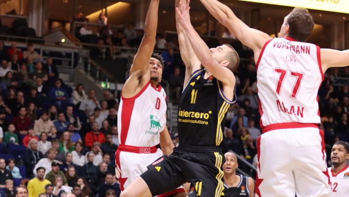 BERLIN, GERMANY - OCTOBER 26: Matt Thomas, #11 of Alba Berlin competes with Maodo Lo, #0 and Johannes Voigtmann, #77 of EA7 Emporio Armani Milan during the Turkish Airlines EuroLeague Regular Season Round 5 match between Alba Berlin and EA7 Emporio Armani Milan at Mercedes Benz Arena on October 26, 2023 in Berlin, Germany. (Photo by Regina Hoffmann/Euroleague Basketball via Getty Images) Olimpia Milano, ecco il Maccabi Tel Aviv: serve una vittoria - immagine 1