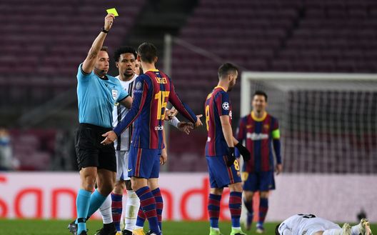 BARCELONA, SPAIN - DECEMBER 08: Clement Lenglet of Barcelona is shown a yellow card during the UEFA Champions League Group G stage match between FC Barcelona and Juventus at Camp Nou on December 08, 2020 in Barcelona, Spain. Sporting stadiums around Spain remain under strict restrictions due to the Coronavirus Pandemic as Government social distancing laws prohibit fans inside venues resulting in games being played behind closed doors. (Photo by David Ramos/Getty Images) BARCELONA, SPAIN - DECEMBER 08: Clement Lenglet of Barcelona is shown a yellow card during the UEFA Champions League Group G stage match between FC Barcelona and Juventus at Camp Nou on December 08, 2020 in Barcelona, Spain. Sporting stadiums around Spain remain under strict restrictions due to the Coronavirus Pandemic as Government social distancing laws prohibit fans inside venues resulting in games being played behind closed doors. (Photo by David Ramos/Getty Images)