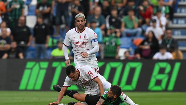REGGIO NELL'EMILIA, ITALY - AUGUST 30: Ismael Bennacer and Theo Hernandez of AC Milan competes for the ball with Domenico Berardi of US Sassuolo during the Serie A match between US Sassuolo and AC Milan at Mapei Stadium - Citta' del Tricolore on August 30, 2022 in Reggio nell'Emilia, Italy. (Photo by Claudio Villa/AC Milan via Getty Images) Fantacalcio Sassuolo, serata da incubo per Berardi: rigore sbagliato e un brutto infortunio. Esce in lacrime - immagine 1