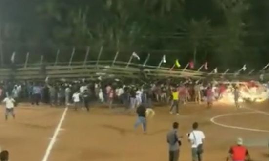 India, crolla parte degli spalti durante partita di calcio: 200 persone ferite India, crolla parte degli spalti durante partita di calcio: 200 persone ferite