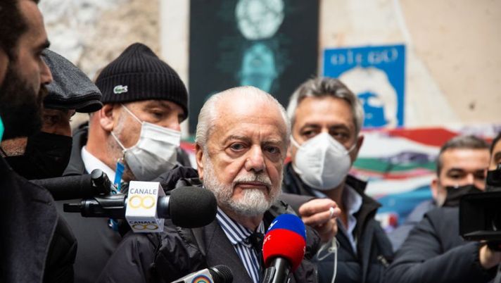 NAPLES, ITALY - NOVEMBER 25: The president of SSC Napoli Aurelio De Laurentiis visits the chapel dedicated to Diego Armando Maradona near the mural in the Quartieri Spagnoli on November 25, 2021 in Naples, Italy. A year on after the football star's death, Maradona is still the idol of all Neapolitans, marked by tributes all over the city. (Photo by Ivan Romano/Getty Images) De Laurentiis: “La verità su Kim e il portiere! Simeone mi piace, perché Mertens non resta” - immagine 1