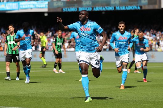 NAPLES, ITALY - APRIL 30: Kalidou Koulibaly of SSC Napoli celebrates after scoring the 1-0 goal during the Serie A match between SSC Napoli and US Sassuolo at Stadio Diego Armando Maradona on April 30, 2022 in Naples, Italy. (Photo by Francesco Pecoraro/Getty Images) Giuntoli chiaro: “Nessuna offerta per KK. Gli offriremo il rinnovo”.- immagine 2