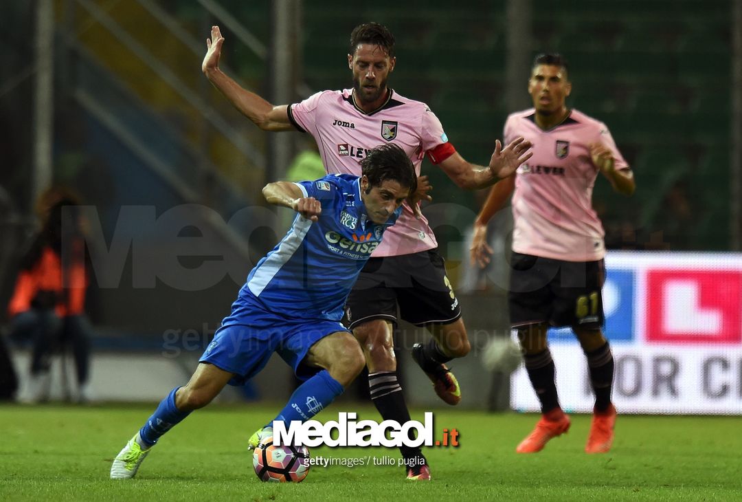  PALERMO, ITALY - MAY 28: Daniele Croce (C) of Empoli is challenged by Andrea Rispoli of Palermo during the Serie A match between US Citta di Palermo and Empoli FC at Stadio Renzo Barbera on May 28, 2017 in Palermo, Italy. (Photo by Tullio M. Puglia/Getty Images) 