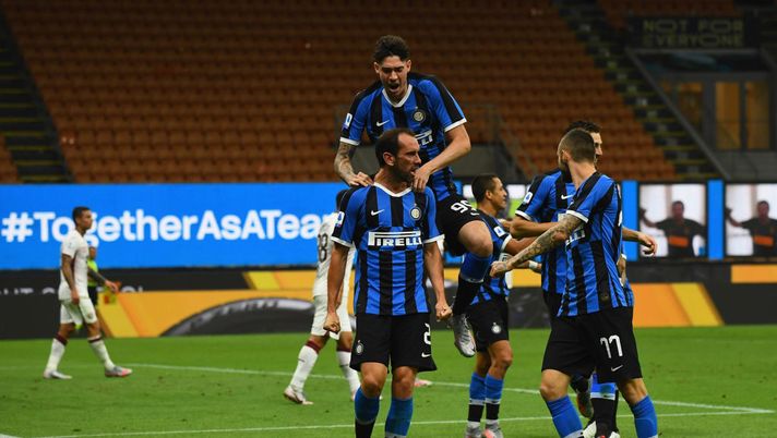 MILAN, ITALY - JULY 13:  Diego Godin of FC Internazionale celebrates with team-mates after scoring the goal during the Serie A match between FC Internazionale and  Torino FC at Stadio Giuseppe Meazza on July 13, 2020 in Milan, Italy.  (Photo by Claudio Villa - Inter/Inter via Getty Images) 
