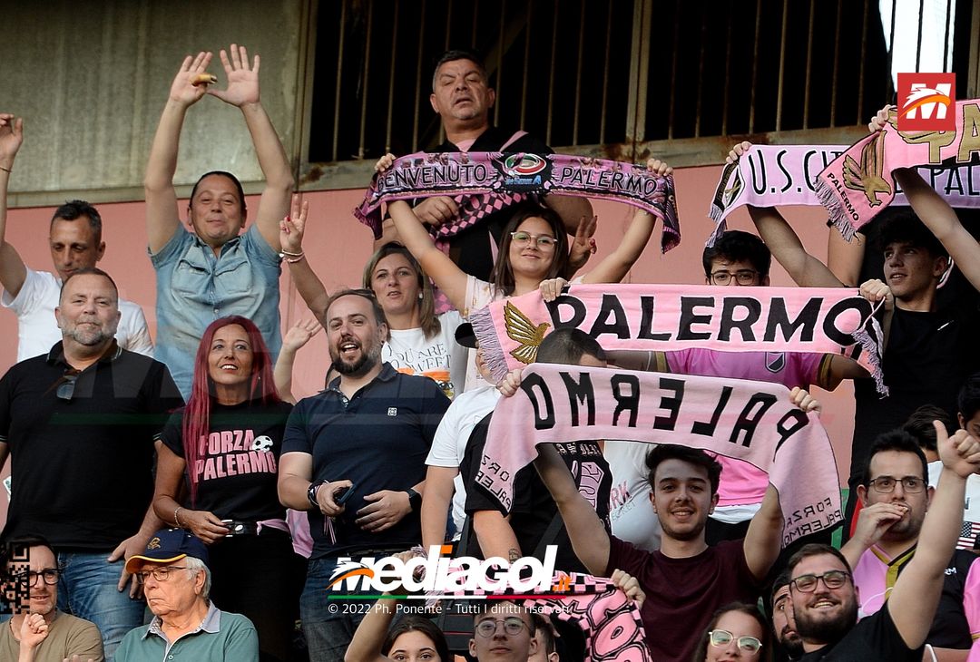 Fototifo, i tifosi allo stadio per Palermo-Feralpisaló 1-0 (gallery) - immagine 19