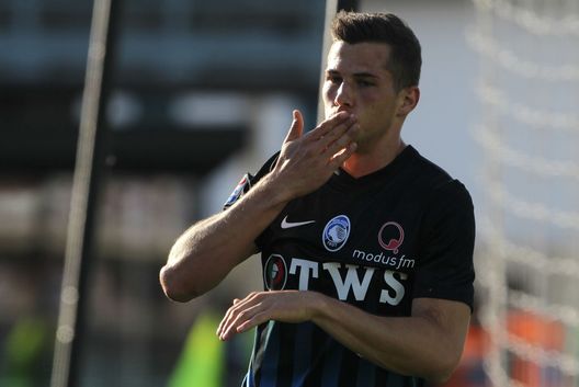 BERGAMO, ITALY - APRIL 22:  Remo Freuler of Atalanta BC celebrates his goal during the Serie A match between Atalanta BC and Bologna FC at Stadio Atleti Azzurri d'Italia on April 22, 2017 in Bergamo, Italy.  (Photo by Marco Luzzani/Getty Images) 