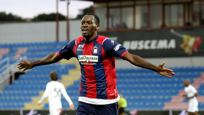CROTONE, ITALY - JANUARY 17: Nwankwo Simy of Crotone celebrates his team's third goal during the Serie A match between FC Crotone and Benevento Calcio at Stadio Comunale Ezio Scida on January 17, 2021 in Crotone, Italy. (Photo by Maurizio Lagana/Getty Images)