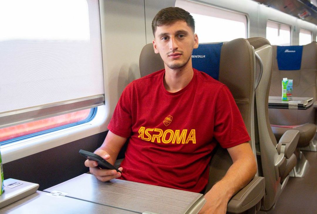 Roma, la partenza della squadra per Salerno – FOTO GALLERY - immagine 7