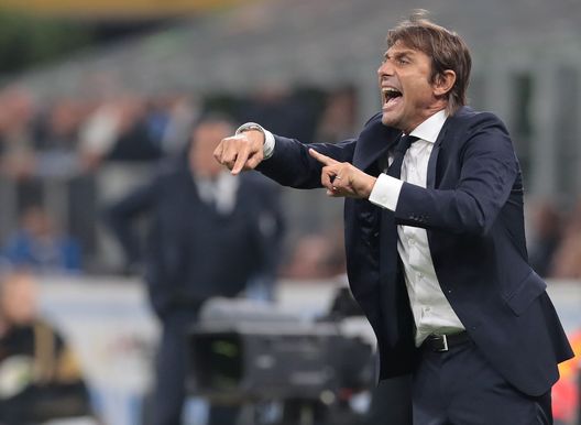 MILAN, ITALY - SEPTEMBER 25: FC Internazionale coach Antonio Conte issues instructions to his players during the Serie A match between FC Internazionale and SS Lazio at Stadio Giuseppe Meazza on September 25, 2019 in Milan, Italy. (Photo by Emilio Andreoli/Getty Images) MILAN, ITALY - SEPTEMBER 25: FC Internazionale coach Antonio Conte issues instructions to his players during the Serie A match between FC Internazionale and SS Lazio at Stadio Giuseppe Meazza on September 25, 2019 in Milan, Italy. (Photo by Emilio Andreoli/Getty Images)