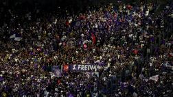 Fiorentina sotto la curva Sud: l’enorme abbraccio dei tifosi è da brividi