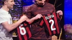 Borini e Donnarumma a EPCC portano un regalo a Cattelan: “Il gesto più infame…”