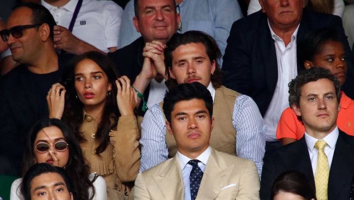 LONDON, ENGLAND - JULY 14: Brooklyn Beckham and Hana Cross look on as they attend the Men's Singles final between Novak Djokovic of Serbia and Roger Federer of Switzerland during Day thirteen of The Championships - Wimbledon 2019 at All England Lawn Tennis and Croquet Club on July 14, 2019 in London, England. (Photo by Clive Brunskill/Getty Images) “Cooking with Brooklyn”, il piccolo Beckham, ci prova in cucina - immagine 1