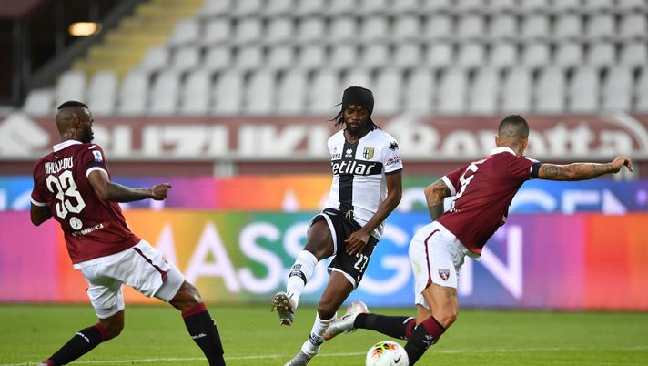 TURIN, ITALY - JUNE 20:  Gervinho (C) of Parma Calcio kicks the ball during the Serie A match between Torino FC and  Parma Calcio at Stadio Olimpico di Torino on February 23, 2020 in Turin, Italy.  (Photo by Valerio Pennicino/Getty Images)