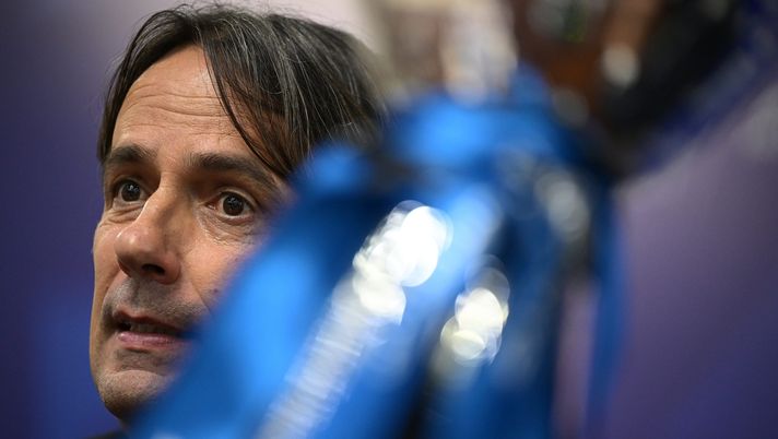 RIYADH, SAUDI ARABIA - JANUARY 18: Head Coach Simone Inzaghi of FC Internazionale speaks with the media during the press conference at the end of the EA Sports Supercup match between AC Milan and FC Internazionale at King Fahd International Stadium on January 18, 2023 in Riyadh, Saudi Arabia. (Photo by Mattia Ozbot - Inter/Inter via Getty Images) Dalla Francia – Il mercato complica i sogni dell’Inter: un big vicino alla cessione - immagine 1
