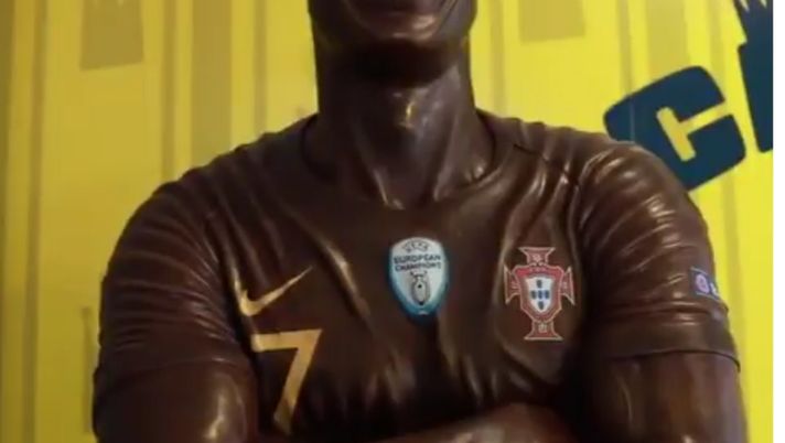 Cristiano Ronaldo di cioccolato: che statua! 