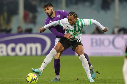 FLORENCE, ITALY - JANUARY 07: Lorenzo Venuti of ACF Fiorentina battles for the ball with Armand Lauriente' of US Sassuolo during the Serie A match between ACF Fiorentina and US Sassuolo at Stadio Artemio Franchi on January 7, 2023 in Florence, Italy. (Photo by Gabriele Maltinti/Getty Images) Consigli Fantacalcio, 5 attaccanti per la 25a giornata: Vlahovic e Laurientè prime scelte. Muriel bestia nera!- immagine 4