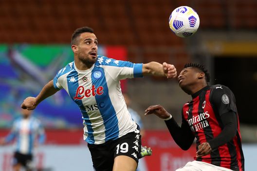 Rafael Leao ingaggia una battaglia aerea con il difensore del Napoli, Maksimovic. Rafael Leao ingaggia una battaglia aerea con il difensore del Napoli, Maksimovic.