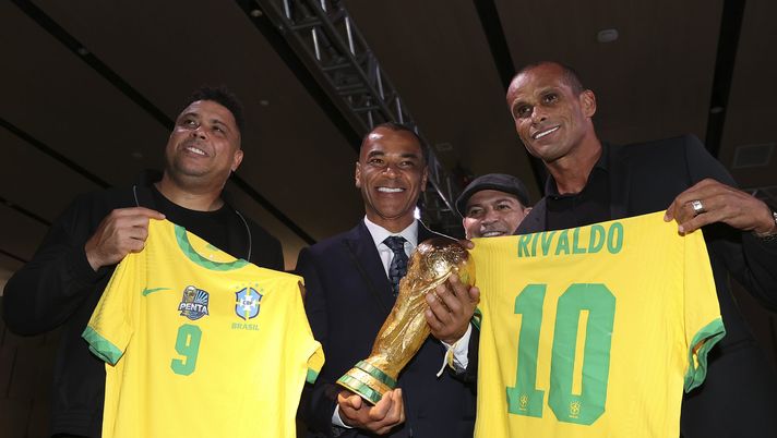 RIO DE JANEIRO, BRAZIL - JUNE 30: (L-R) Brazilian formers football players Ronaldo Nazario, Cafu, Luizao and Rivaldo pose for photographers during a ceremony organized by Brazilian Football Confederation to honor 2002 FIFA World Champions on the 20th anniversary at Fairmont Hotel on June 30, 2022 in Rio de Janeiro, Brazil. (Photo by Buda Mendes/Getty Images) COPPA DELBRASILE RIVALDO