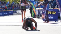 Atletica, che beffa! Festeggia all’arrivo ma viene superato (video)