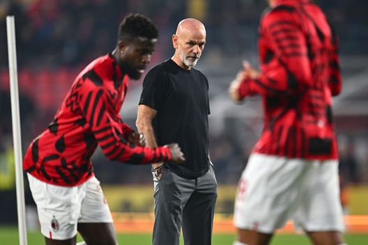 CREMONA, ITALY - NOVEMBER 08: Stefano Pioli head coach of AC Milan looks on during the Serie A match between US Cremonese and AC Milan at Stadio Giovanni Zini on November 08, 2022 in Cremona, Italy. (Photo by Alessandro Sabattini/Getty Images) Fedele: “Milan vulnerabile. Gollini? Peccato originale della Fiorentina”- immagine 2