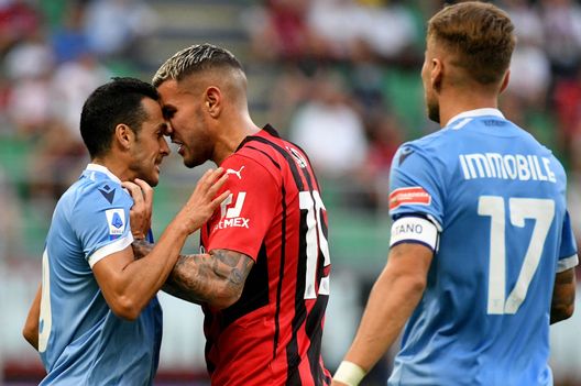 Theo Hernandez duro contro Pedro dopo un contrasto. Theo Hernandez duro contro Pedro dopo un contrasto.