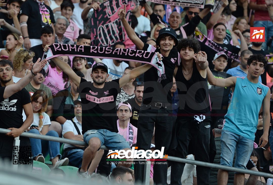 Fototifo, i tifosi allo stadio per Palermo-Feralpisaló 1-0 (gallery) - immagine 148