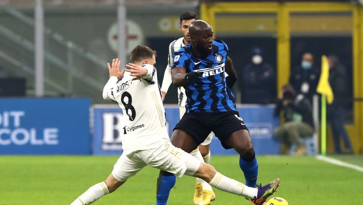 MILAN, ITALY - JANUARY 17: Romelu Lukaku of Inter Milan is tackled by Aaron Ramsey of Juventus during the Serie A match between FC Internazionale and Juventus at Stadio Giuseppe Meazza on January 17, 2021 in Milan, Italy. Sporting stadiums around Italy remain under strict restrictions due to the Coronavirus Pandemic as Government social distancing laws prohibit fans inside venues resulting in games being played behind closed doors. (Photo by Marco Luzzani/Getty Images) MILAN, ITALY - JANUARY 17: Romelu Lukaku of Inter Milan is tackled by Aaron Ramsey of Juventus during the Serie A match between FC Internazionale and Juventus at Stadio Giuseppe Meazza on January 17, 2021 in Milan, Italy. Sporting stadiums around Italy remain under strict restrictions due to the Coronavirus Pandemic as Government social distancing laws prohibit fans inside venues resulting in games being played behind closed doors. (Photo by Marco Luzzani/Getty Images)