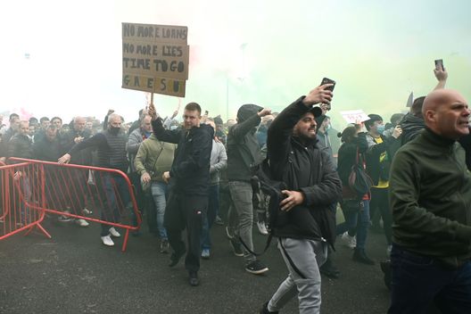 MANCHESTER, ENGLAND - MAY 02: Fans are seen protesting Manchester United's Glazer ownership outside the stadium prior to the Premier League match between Manchester United and Liverpool at Old Trafford on May 02, 2021 in Manchester, England. Sporting stadiums around the UK remain under strict restrictions due to the Coronavirus Pandemic as Government social distancing laws prohibit fans inside venues resulting in games being played behind closed doors. (Photo by Getty Images/Getty Images) MANCHESTER, ENGLAND - MAY 02: Fans are seen protesting Manchester United's Glazer ownership outside the stadium prior to the Premier League match between Manchester United and Liverpool at Old Trafford on May 02, 2021 in Manchester, England. Sporting stadiums around the UK remain under strict restrictions due to the Coronavirus Pandemic as Government social distancing laws prohibit fans inside venues resulting in games being played behind closed doors. (Photo by Getty Images/Getty Images)