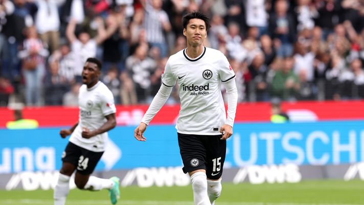 FRANKFURT AM MAIN, GERMANY - MAY 13: Daichi Kamada of Eintracht Frankfurt celebrates after scoring the team's first goal from the penalty spot during the Bundesliga match between Eintracht Frankfurt and 1. FSV Mainz 05 at Deutsche Bank Park on May 13, 2023 in Frankfurt am Main, Germany. (Photo by Alex Grimm/Getty Images) Kamada, si complica il colpo di mercato del Napoli: svelata la volontà del calciatore - immagine 1