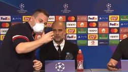 VIDEO / Guardiola imbarazzato dal giornalista che non riesce a fare il selfie