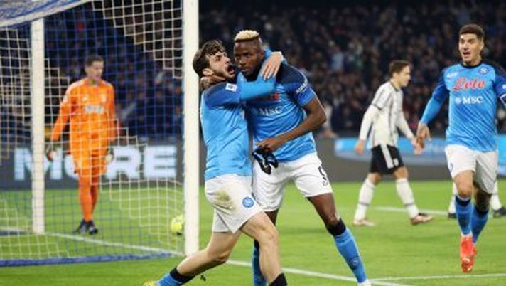 NAPLES, ITALY - JANUARY 13: Victor Osimhen of SSC Napoli celebrates with teammates after scoring the 1-0 goal during the Serie A match between SSC Napoli_Juventus at Stadio Diego Armando Maradona on January 13, 2023 in Naples, Italy. (Photo by Francesco Pecoraro/Getty Images) StraNapoli, lapide sul corto muso - immagine 1