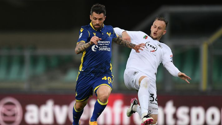 VERONA, ITALY - MAY 01: Daniel Bessa of Hellas Verona is challenged by Ardian Ismajli of Spezia Calcio during the Serie A match between Hellas Verona FC and Spezia Calcio at Stadio Marcantonio Bentegodi on May 01, 2021 in Verona, Italy. Sporting stadiums around Italy remain under strict restrictions due to the Coronavirus Pandemic as Government social distancing laws prohibit fans inside venues resulting in games being played behind closed doors. (Photo by Alessandro Sabattini/Getty Images) VERONA, ITALY - MAY 01: Daniel Bessa of Hellas Verona is challenged by Ardian Ismajli of Spezia Calcio during the Serie A match between Hellas Verona FC and Spezia Calcio at Stadio Marcantonio Bentegodi on May 01, 2021 in Verona, Italy. Sporting stadiums around Italy remain under strict restrictions due to the Coronavirus Pandemic as Government social distancing laws prohibit fans inside venues resulting in games being played behind closed doors. (Photo by Alessandro Sabattini/Getty Images)