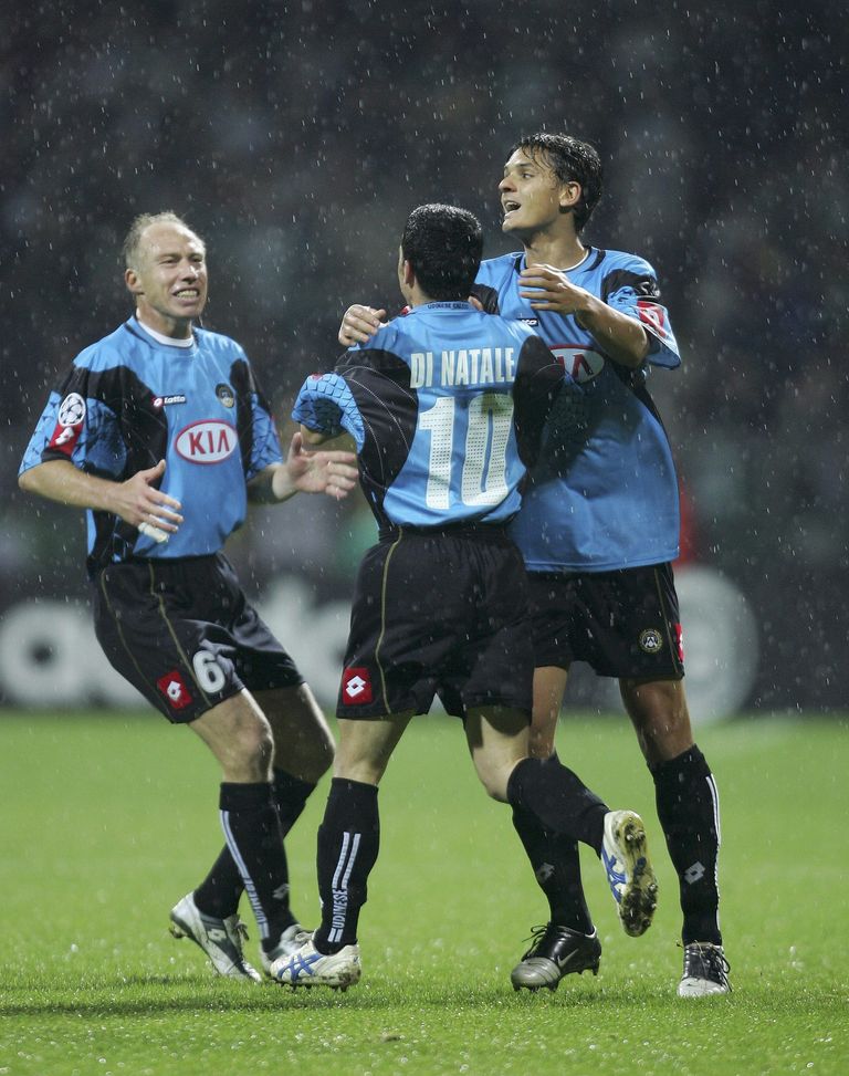 BREMEN, GERMANY - NOVEMBER 2: David Di Michele (c) celebrates scoring the second goal with Nestor Sensini (l) and Felipe (r) of Udinese during the Champions League Group C match between Werder Bremen and Udinese Calcio at Weser stadium November 2, 2005 in Bremen, Germany. (Photo by Stuart Franklin/Bongarts/Getty Images) Salvezza, Di Michele spinge la Salernitana: “Può farcela, vedo la Samp in difficoltà”- immagine 2