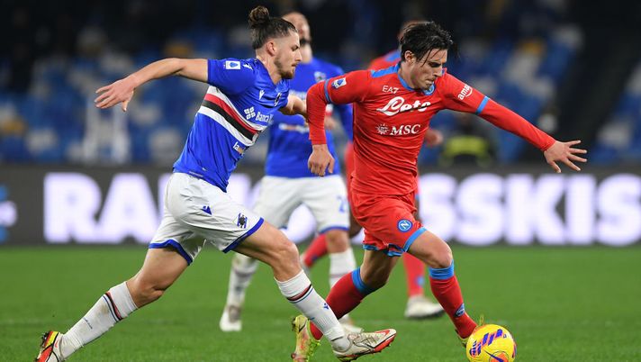 NAPLES, ITALY - JANUARY 09: Eljif Elmas of SSC Napoli battles for possession with Radu Dragusin of UC Sampdoria battles for possession with during the Serie A match between SSC Napoli v UC Sampdoria at Stadio Diego Armando Maradona on January 09, 2022 in Naples, Italy. (Photo by Francesco Pecoraro/Getty Images) Samp, riecco Rincon a Genova: “Sarà bello il derby con il Genoa” - immagine 1
