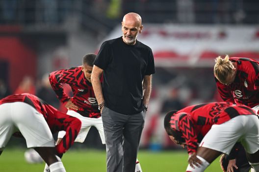CREMONA, ITALY - NOVEMBER 08: Stefano Pioli head coach of AC Milan looks on during the Serie A match between US Cremonese and AC Milan at Stadio Giovanni Zini on November 08, 2022 in Cremona, Italy. (Photo by Alessandro Sabattini/Getty Images) Pioli: “Fiorentina motivata, ma conta solo quello che vogliamo fare noi”- immagine 2
