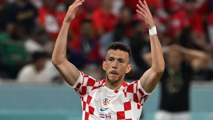 Croatia's midfielder #04 Ivan Perisic reacts during the Qatar 2022 World Cup Group F football match between Croatia and Canada at the Khalifa International Stadium in Doha on November 27, 2022. (Photo by OZAN KOSE / AFP) (Photo by OZAN KOSE/AFP via Getty Images) Perisic consola Lukaku: “Sono stato con lui dopo la partita, spero vinca tutto con l’Inter” - immagine 1