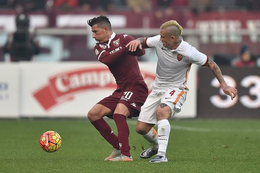 Radja Nainggolan in contrasto con Vives nella partita di ieri pomeriggio Radja Nainggolan in contrasto con Vives nella partita di ieri pomeriggio